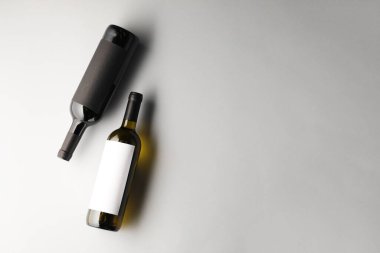 Beyaz arka planda şarap şişeleri, düz yatış. Metin için boşluk