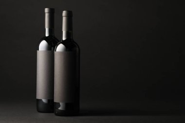 Siyah arkaplanda şarap şişeleri, metin için boşluk