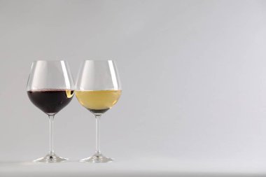 Beyaz arka planda gözlüklü lezzetli şarap, metin için yer