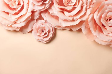 Bej arka planda güzel pembe kağıt çiçekler, düz yatış. Metin için boşluk