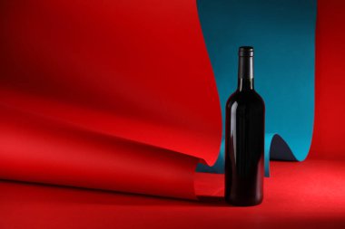 Renkli arka planda bir şişe lezzetli şarap. Metin için boşluk