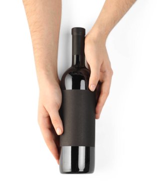 Beyaz arka planda lüks şarap şişesi tutan adam. Tasarım için model