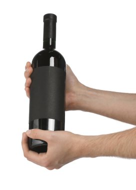 Beyaz arka planda lüks şarap şişesi tutan adam. Tasarım için model