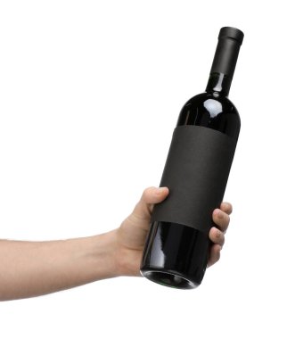 Beyaz arka planda lüks şarap şişesi tutan adam. Tasarım için model