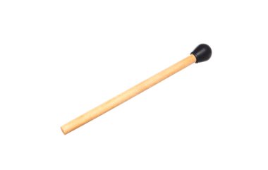 Ksilofon tokmağı beyaza izole edilmiş. Çocukların müzik aleti.