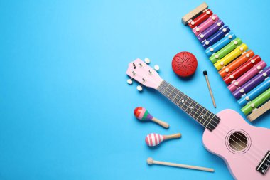Düz kompozisyon ve açık mavi arka planda farklı müzik aletleri vardı. Metin için boşluk