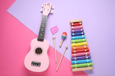 Renk arkaplan üzerinde farklı oyuncak müzik enstrümanları ile düz konum