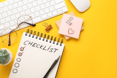 Sarı arkaplan üzerinde kontrol listesi olan düz konum