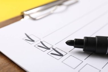 Sarı arkaplanda kontrol listesi ve işaretleyici, yakın plan