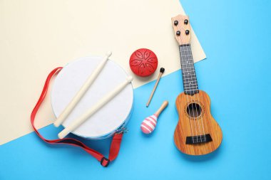 Renkli arka planda farklı oyuncak müzik aletleri, düz yatış