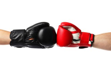 Boks eldivenli adamlar beyaz arka planda dövüşüyor, yakın plan.