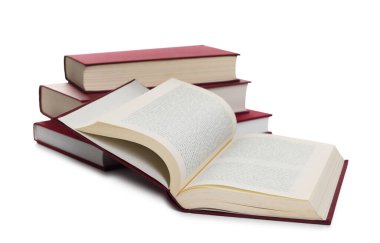 ciltli kitap üzerinde beyaz izole yığını