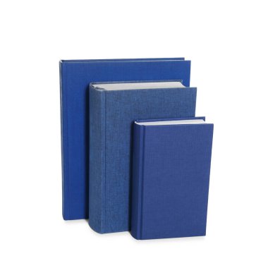 Birçok mavi ciltli kitap beyaza izole edilmiş.