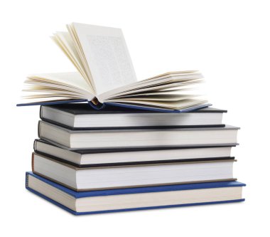 ciltli kitap üzerinde beyaz izole yığını