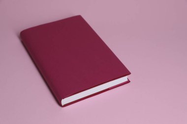 Pembe arka plan üzerine bir renkli kitap, yakın plan. Metin için boşluk