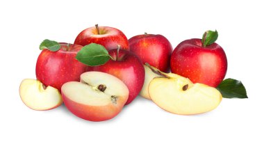 Beyaz üzerine izole edilmiş taze sulu kırmızı elmalar. Tam ve dilimlenmiş.