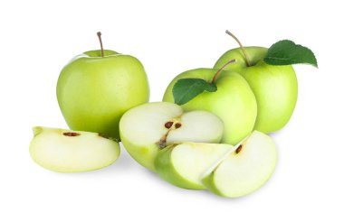 Beyaza izole edilmiş taze sulu yeşil elmalar. Tam ve dilimlenmiş.