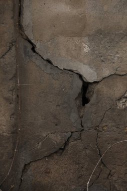 Güçlü bir depremden sonra binanın yan tarafında büyük çatlaklar oluştu.