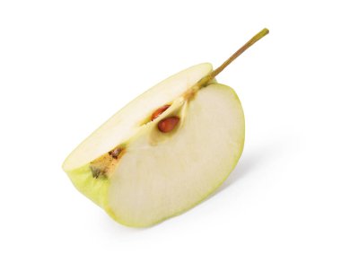 Olgun yeşil elma parçası beyaza izole edilmiş.