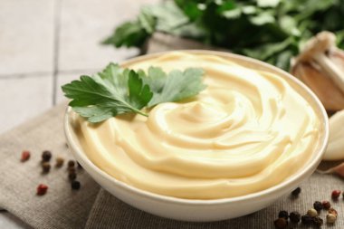 Fayanslı masada maydanozlu mayonez sosu, yakın plan.