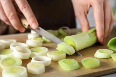 Masada pırasa kesen kadın, yakın plan.