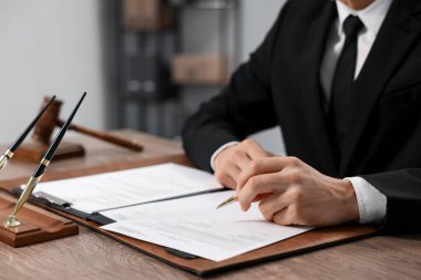 Ofisteki ahşap masada noter imzalı belge, yakın plan.