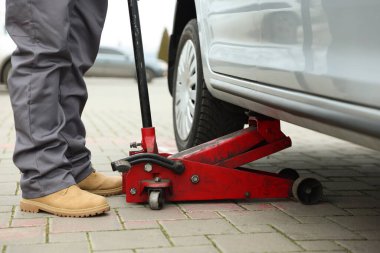 Otomatik mekanik makaslı araba kaldırma açık havada, yakın çekim