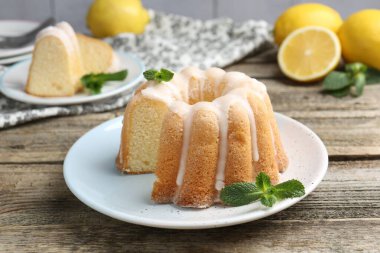 Lezzetli limonlu pasta, jöleli ve nane şekerli, ahşap masa, yakın plan.