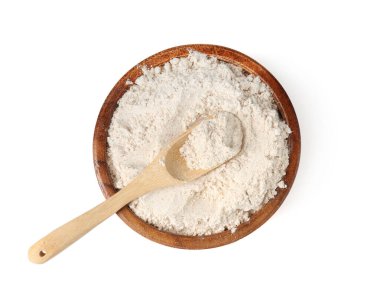 Kahverengi pirinç unu ve kâse içinde kaşık beyaz, üst görünümde izole