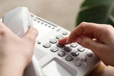 Masadaki telefon numarası bulanık arkaplan, yakın plan.