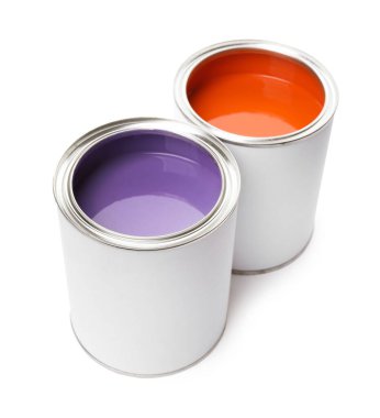 Beyaza izole edilmiş renkli boya kutuları