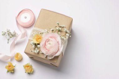 Çiçekçi. Beyaz arka planda çiçekli bir kutu, düz yatıyordu. Metin için boşluk