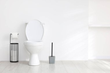 Tuvalet, fırça ve ihtiyaçlar beyaz duvarın yanında. Metin için boşluk