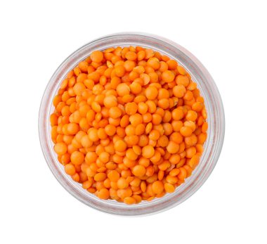 Cam kavanozdaki çiğ mercimek beyaza izole edilmiş.