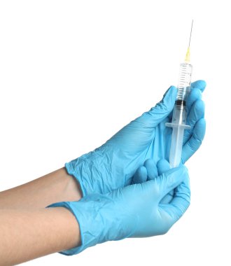 Tıbbi eldivenli doktor beyaz arka planda şırınga tutuyor, yakın plan.