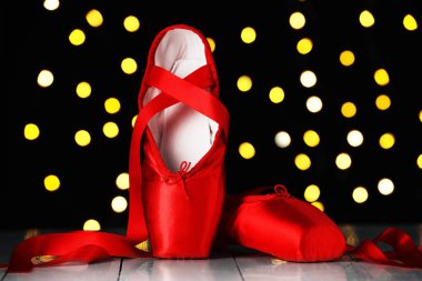 Bulanık ışıklara karşı bir çift güzel sivri uçlu ayakkabı. Bokeh etkisi