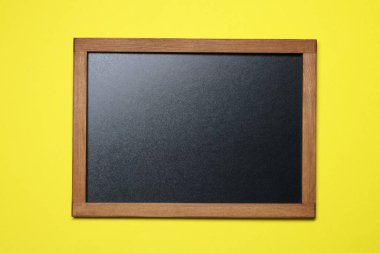 Sarı arkaplanda boş küçük karatahta, üst görünüm