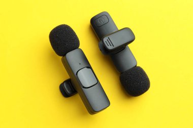 Sarı zemin üzerinde lavalier mikrofonlar, düz yatıyordu