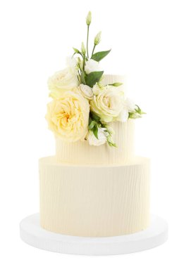 Beyaz çiçeklerle süslenmiş nefis düğün pastası.