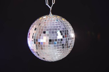 Koyu arkaplanda parlak bir disko topu