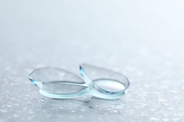 Ayna yüzeyine bir çift kontak lens ve su damlası, yakın plan.
