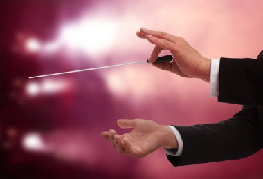 Konser salonunda coplu kondüktör, yakın çekim.