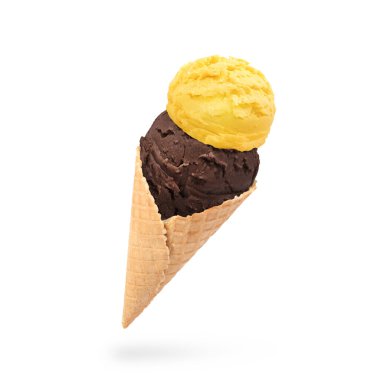 Beyaz arka planda waffle külahında servis edilen leziz dondurma.