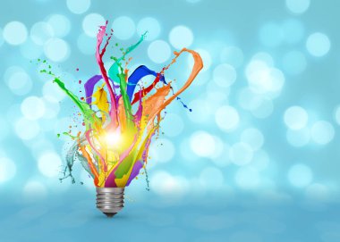 Fikir konsepti. Parlak boya damlaları açık mavi arka planda parlayan ampulden süzülüyor.