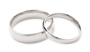 Parlak gümüş alyanslar beyazda izole edilmiş