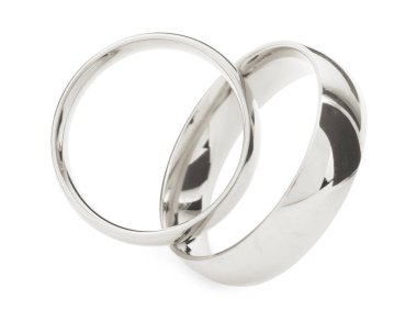 Parlak gümüş alyanslar beyazda izole edilmiş