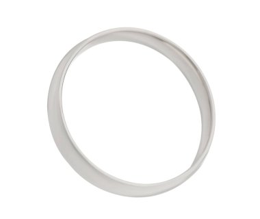 Parlak gümüş alyans beyazda izole.