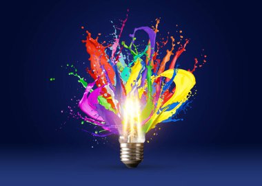 Fikir konsepti. Koyu mavi arka planda parlayan ampulden parlayan parlak boya damlaları.