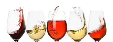 Beyaz arka planda bardaklara sıçrayan farklı şarap türleri.