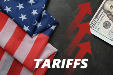 Vergi zammı. Amerikan doları ve bayrağı siyah masanın üstünde, üst manzara